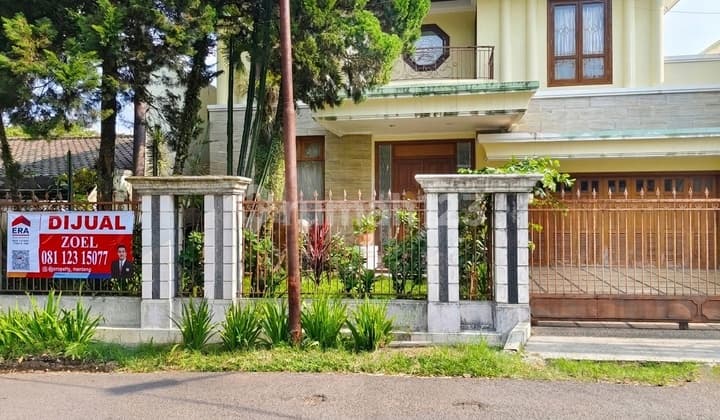 The phrase "Geger Kalong In Thr House" appears to contain a mix of possible misspellings or variations. It might be a proper name or phrase from Indonesian ("Geger Kalong") combined with a possible misspelling of "In the House." A proper English translation would be:
**Geger Kalong in the House**