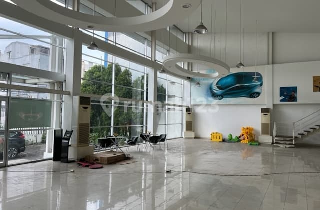 Gedung di Jl. Jatinegara Barat Ex Showroom Mobil