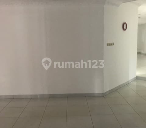 Rumah Lama Hitung Tanah Di Jl. Alexandri, Permata Hijau