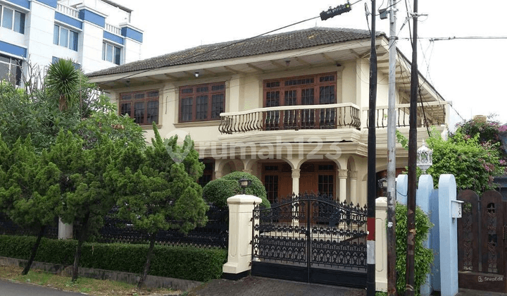 OLD SPACIOUS HOUSE SUITABLE FOR RESIDENCE AND OFFICE IN CEMPAKA PUTIH