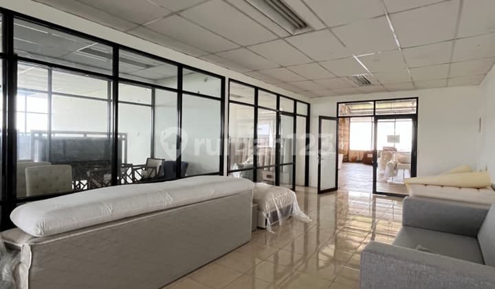 Gudang Di Kav Dpr Sarua, Depok