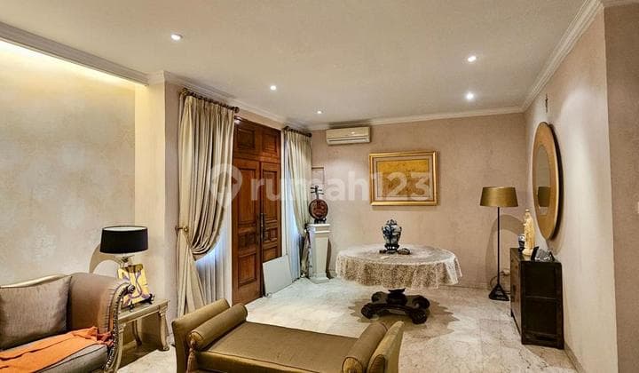 RUMAH LAMA DI SURYO DEKAT KE SENOPATI DAN SCBD, COCOK UNTUK BANGUN GEDUNG KANTOR 4 LANTAI