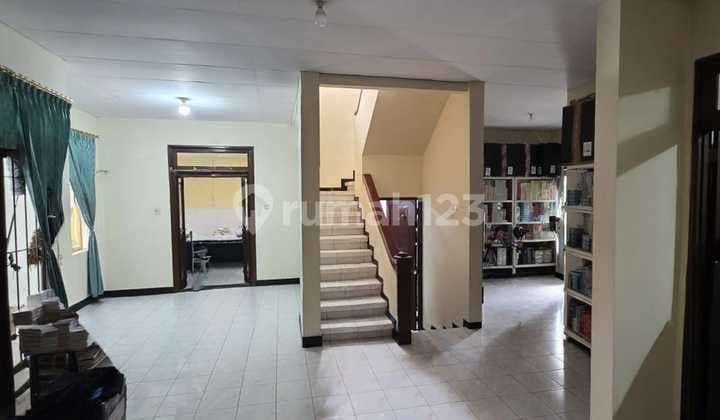 Dijual Rumah Graha Family Jalan Utama Siap Huni Hitung Tanah