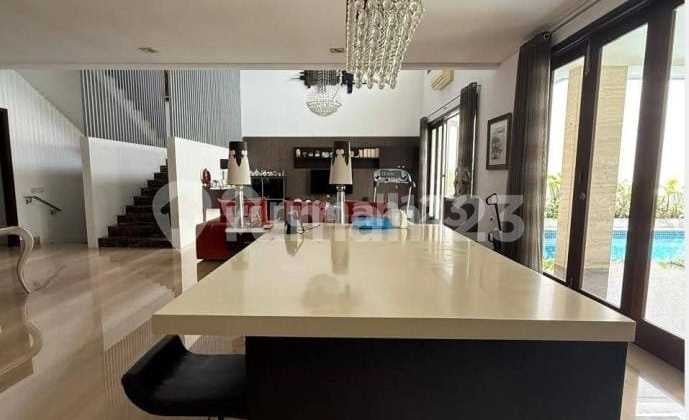 Dijual Rumah di Graha Family Ada Kolam Renang