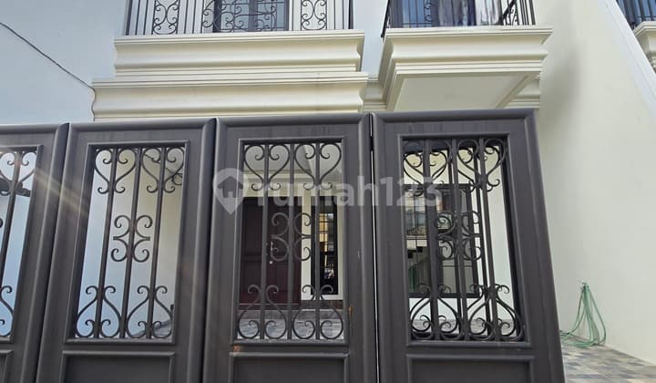 Rumah Baru Desain Klasik Dalam Komplek Di Pondok Bambu Duren Sawit Jakarta Timur