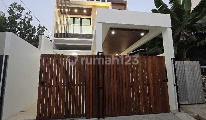 Rumah Modern Minimalis Dalam Komplek Halaman Luas di Duren Sawit Jakarta Timur