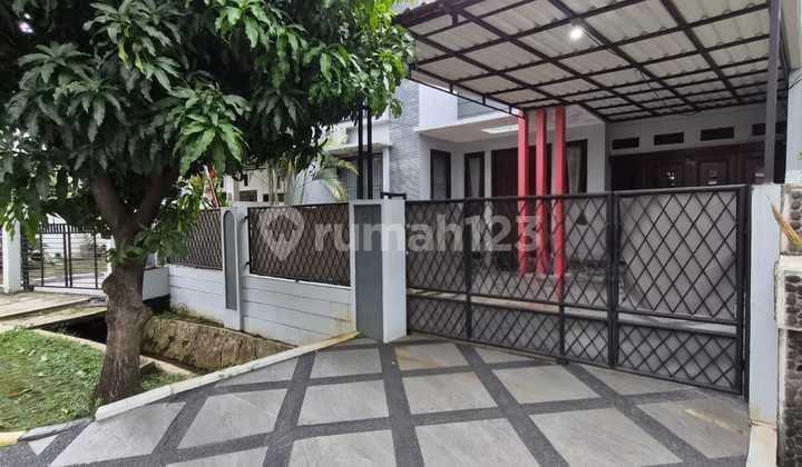 Dijual Rumah Second Dalam Komplek Asri Jalan Lebar di Jatiwaringin Bekasi.