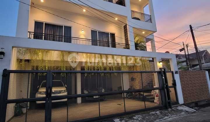 Turun Harga Rumah Modern Tropis Posisi Hook Dalam Kompleks di Jatibening Bekasi