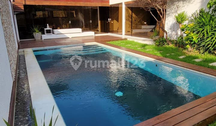 Disewakan Villa 2 Lantai Fully Furnished Include Maintenance di Jimbaran.