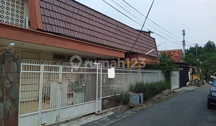 Jual Rumah Kost 2 lantai, tersedia 17 kamar + 6 kamar di Grogol Pertamburan Jakarta Barat (AL)