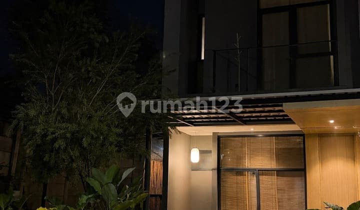 Rumah Cantik Posisi Pojok & Kena Tusuk Sate Full Furnished& Renovasi