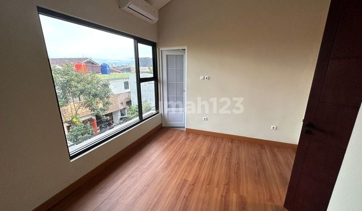 Rumah Baru Furnished 3 Lantai Ac 3 Carport 1 Mobil 2 Motor