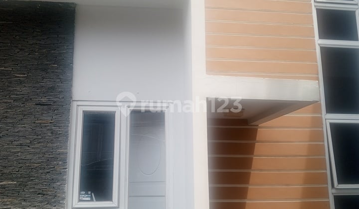 Rumah Dalam Cluster Strategis Dekat Jalan Raya
