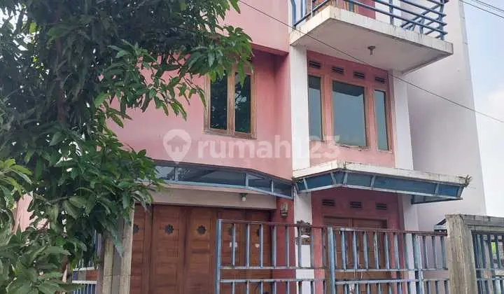 Hook House 3 Floors in North Cimahi, Price Negotiable