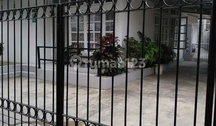 House near TSM Bandung is suitable for living / boarding.
