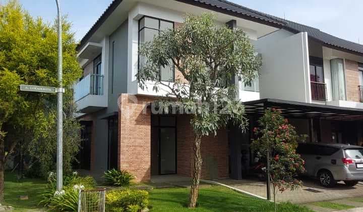 Ready-to-Occupy House in the Elite Neighborhood of Kota Baru Parahyangan, Bandung