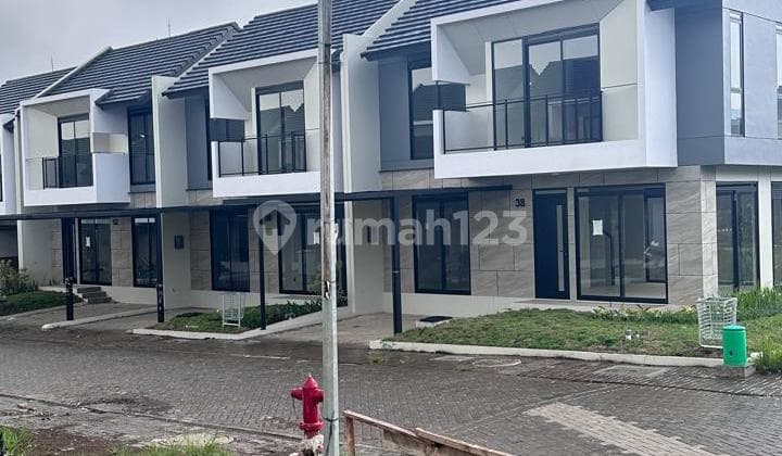 Rumah Hoek di Tatar Punawangi Kota Baru Parahyangan Bandung