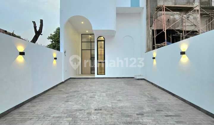 Rumah Minimalis Desain Italia Mezanine di Joglo, Jakarta Barat