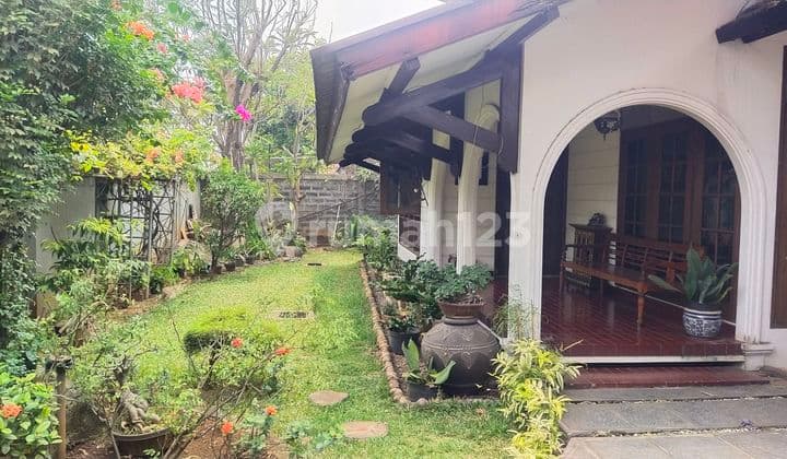 Rumah Lama Desain Arsitek Dekat Tol Jatiwaringin