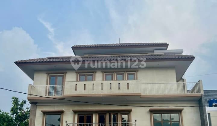 Nice House Ready to Live In Taman Villa Meruya 4 Floors