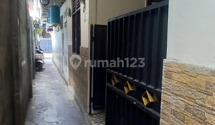 Minimalist House in the Premium Area of Central Jakarta