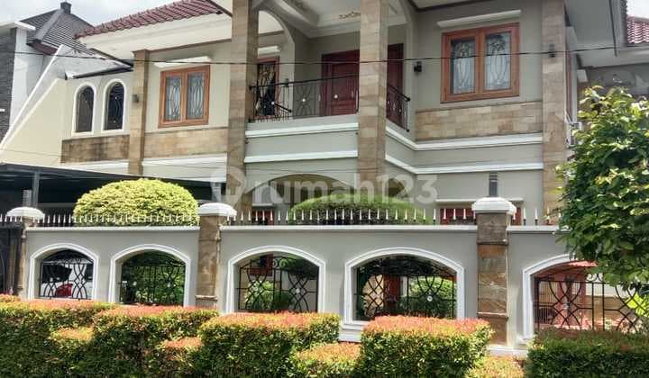 House with Compact Swimming Pool in Pondok Kelapa, DKI