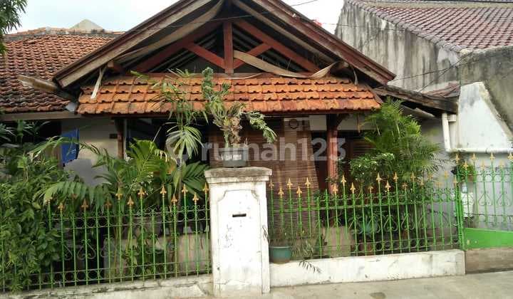Old House in Jatiwaringin, Comfortable and Strategic Environment with SHM