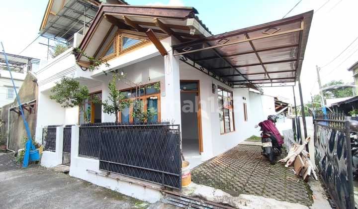 Rumah2 Lantai Posisi Hoek Dekat Pusat Kuliner di Komplek Riung Bandung