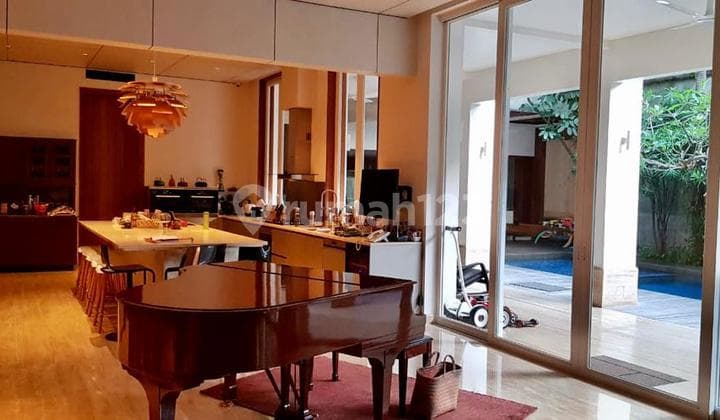 Rumah Mewah 3 Lantai Fully Furnished di Cluster Eksekutif
