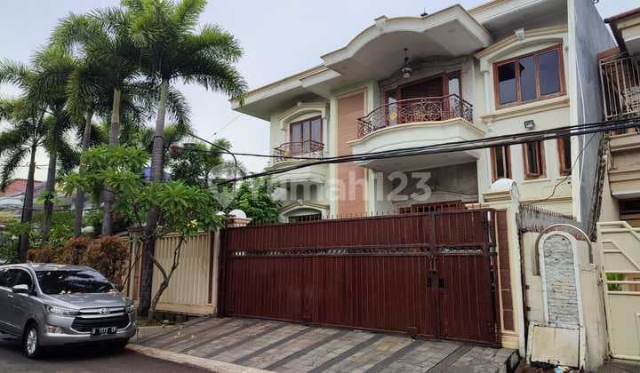 Rumah Hoek 2,5 Lantai Yg Asri, Lokasi Ok dan Aman di Sunter