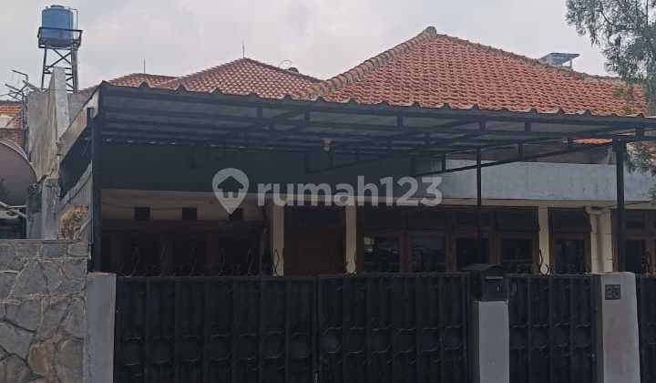 Beautiful house in East Pejaten, cheap, below market price, near a park