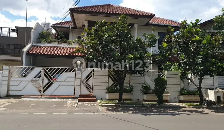 Dijual Rumah.murah 2 Lantai di Jl. Abadi Raya