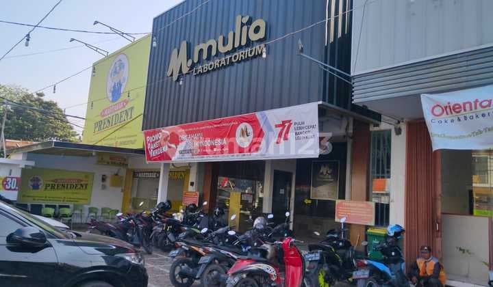 Lokasi strategis terletak di jalan raya