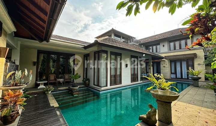 Dijual Rumah Mewah Digegerkalong With Pool Semi Furnished