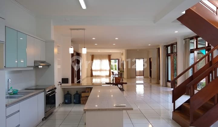 House in Menteng, size 550 M2