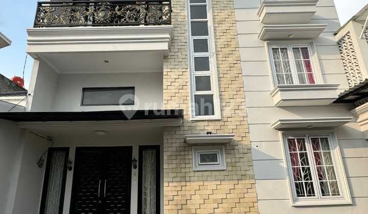 Rumah 3 Lantai Murah Cluster Strategis Dekat Stasiun Lenteng Agung Jaksel Ada Swimming Pool