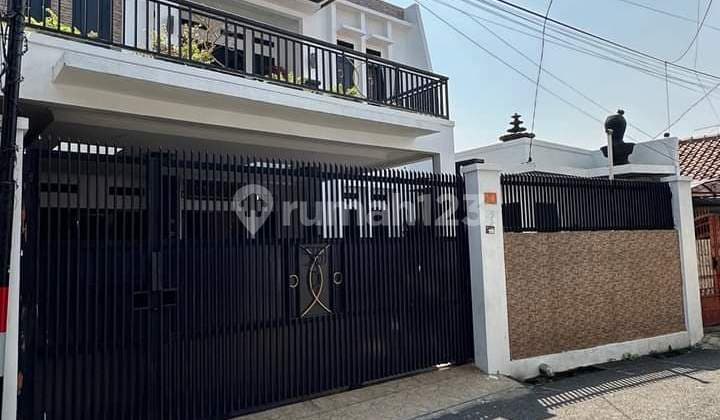 Affordable Comfortable Luxury Minimalist Strategic House in Kampung Gedong, Pasar Rebo, East Jakarta