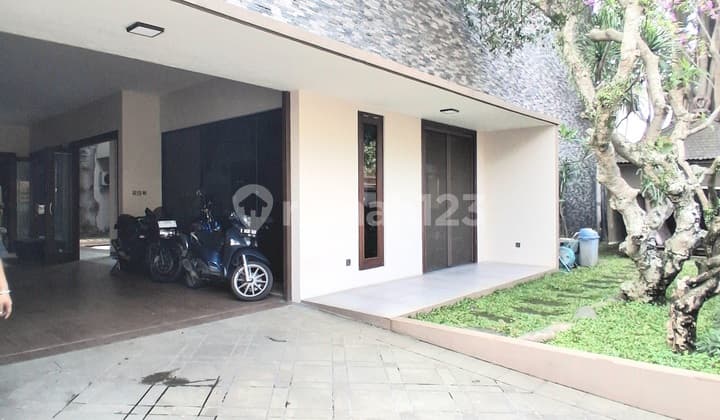 Rumah Mewah di Tengah Kota.kolam Renang