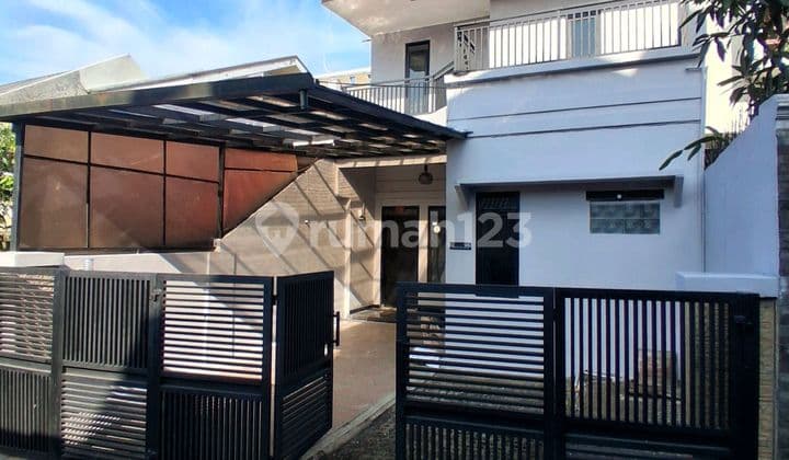 Minimalist House in Padasuka