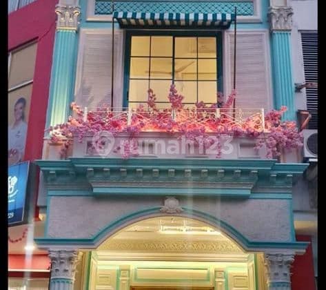 Ruko cantik dengan fasilitas lift, rooftop dan ruang parkir luas