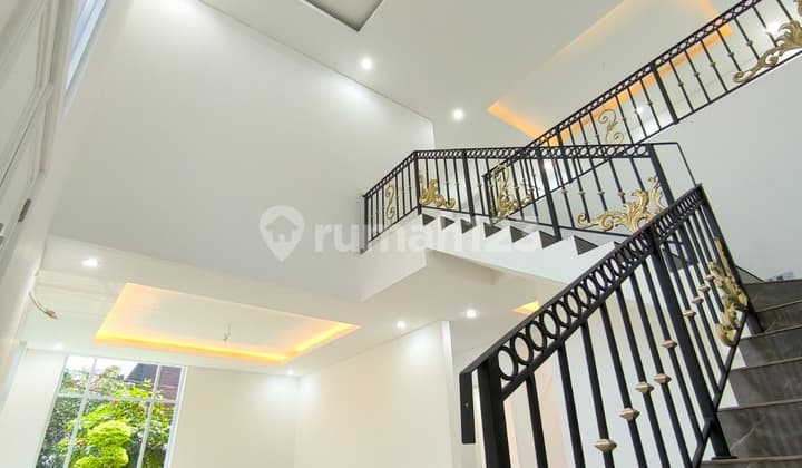 Luxury House in Sector 9, Minimalist Style. Located in a Safe and Comfortable Environment... Close to Various Public Facilities Such as Schools, Hospitals, Modern Markets, Jurangmangu Station...