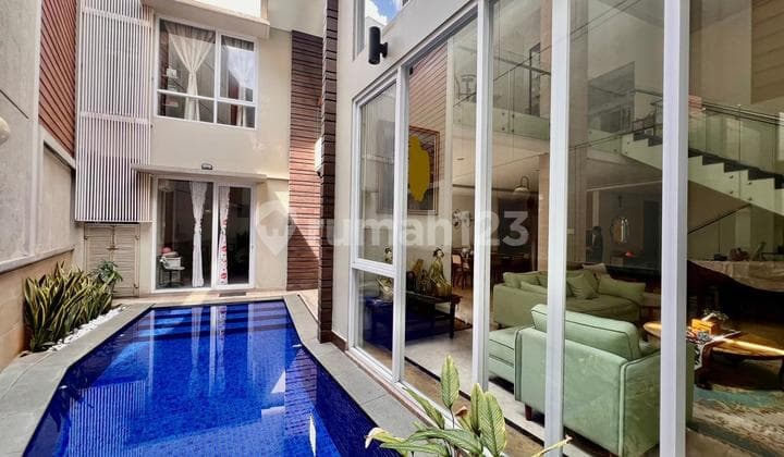 Rumah dengan Kolam Renang, Lokasi Strategis di Pondok Indah, Jakarta Selatan