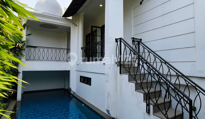 Rumah Cantik, Posisi Hoek dengan Kolam Renang di Puri Bintaro