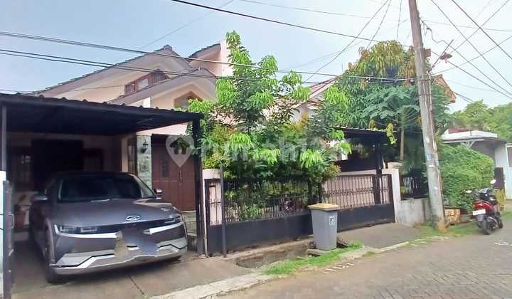 Nice House, close to food stalls, near STAN campus in Bintaro Jaya 5.