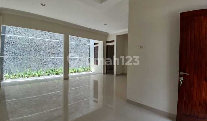 24-hour security house, safe, comfortable, clean environment in Bintaro Jaya 9