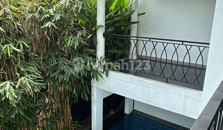 Rumah Hoek dengan Pool di Puri Bintaro