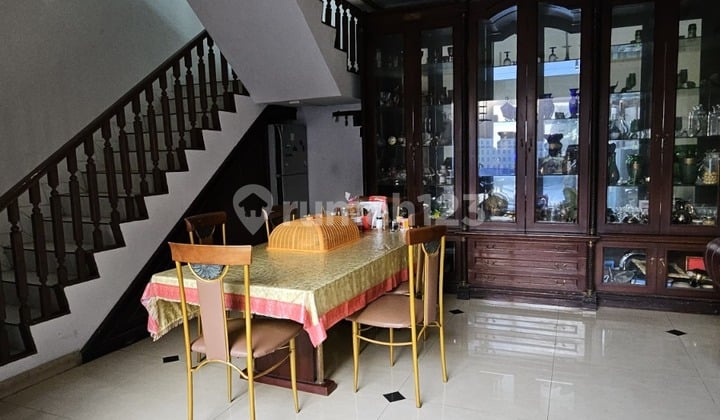 Rumah 2 lantai,bagus,swimming pool,lingkungan bersih di Bintaro Jaya 3.
