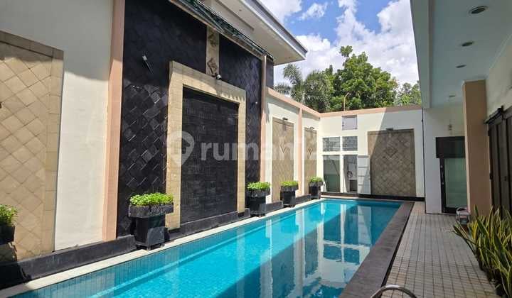 Rumah Bagus dengan Kolam Renang di Graha Taman Bintaro Jaya