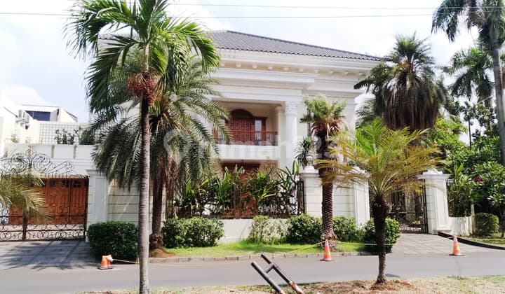 Rumah Dengan Pool di Metro Alam Pondok Indah Prestige Dan Mewah
