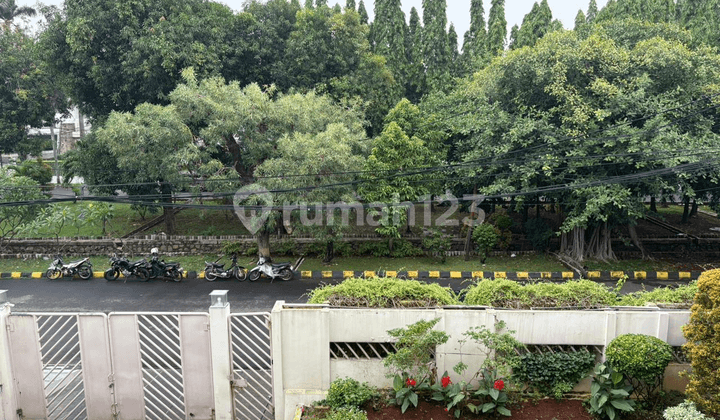 Serius Dijual, Rumah Classic Mewah di Boulevard Taman Kedoya Baru, 2Lantai, Siap Huni, Lokasi Strategis, Dekat Tol Dalkot